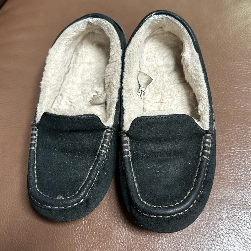 Used black UGG slippers, size 6